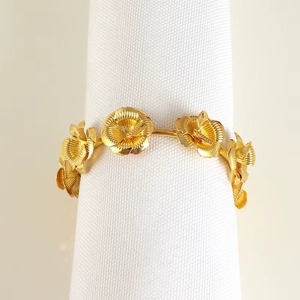 Anneau de serviette doré à motif floral élégant pour la décoration de table, l'aménagement de mariage et l'accueil de luxe - Product Image 1