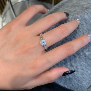 Anillo de Oro Sólido de 14k con Diamante de Laboratorio de Alta Calidad de 1.00CT, Certificado IGI, Montura de Catedral, Claridad VS+, Color D-F, Estilo Minimalista - Product Image 3