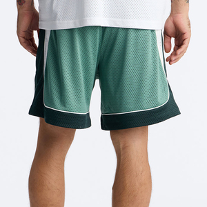 Shorts de basket-ball en maille verte pour homme avec bandes latérales blanches, taille à cordon de serrage, style sportif, athlétique, streetwear - Product Image 5