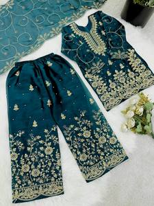 Última tendencia: Nuevo conjunto de fiesta de diseñador con bordado y lentejuelas, top, sharara y dupatta. - Product Image 1