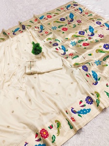 Sari en soie crème avec motifs floraux et de paon, tissage Meenakari, tenue de mariage indienne traditionnelle pour femmes - Product Image 2