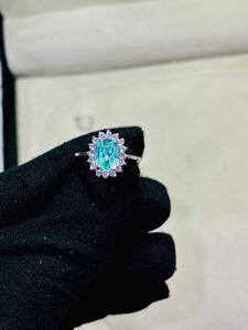Bague de fiançailles de luxe en argent 925 avec saphir naturel taille ovale, pierre précieuse bleu néon, bijou artisanal de caractère - Product Image 1
