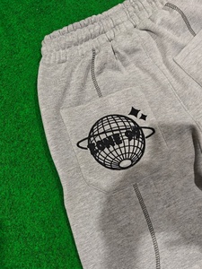 Pantalon de survêtement épais 100 % coton de haute qualité pour homme, style hip-hop streetwear, gris, molletonné, décontracté, avec logo personnalisé et coutures sur les panneaux - Product Image 4