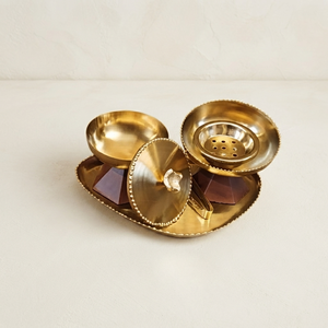 Juego de quemadores de incienso dorados de metal, apoyados en bases geométricas de madera en ángulo, completo con tapa, pinzas y bandeja a juego con diseño floral. - Product Image 3