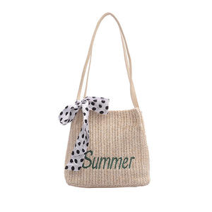 Dale un toque de estilo a tu look diario con este moderno bolso de hilo natural con un diseño tejido y un accesorio de bufanda estampada. - Product Image 2