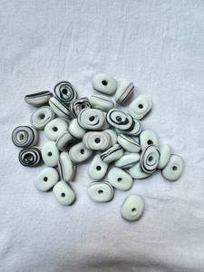 Cuentas de Vidrio al por Mayor |   Cuentas de Vidrio en Forma de Disco Redondo con Diseño en Espiral |   Cuentas de Vidrio Blancas, Azul Verdoso y Negras a Granel en Caja para la Fabricación de Joyas - Product Image 3