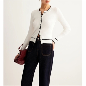 Cardigan unisexe universitaire à col rond, brodé, tricoté, patchwork, à lacets, noir et or, avec logo personnalisé, tendance hiver - Product Image 5