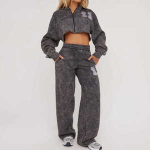 Conjunto deportivo personalizado de alta calidad en tela French Terry para mujer, con pantalones acampanados de pierna ancha y sudadera corta con cremallera. - Product Image 6