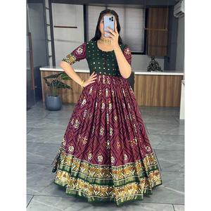 Sherwani de Mujer en Color Vino con Diseño de Patola Bandhani en Algodón y Seda - Product Image 2