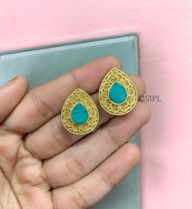 Pendientes geométricos de calidad premium chapados en oro con cristales de imitación rosas para mujer, estilo vintage para fiestas. - Product Image 2