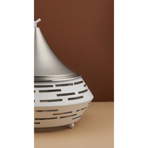 Plat à réchaud noir unique avec couvercle conique doré, corps à découpes et finition moderne pour une présentation élégante lors de traiteurs et mariages - Product Image 6