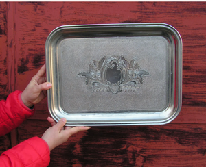Hermosa bandeja de servir de acero forjado a mano con diseño floral y mango dorado para decoración de restaurantes. - Product Image 2