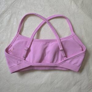 Sujetador deportivo sin costuras con efecto push-up y espalda descubierta, ajustable, para fitness y yoga, con espalda en V y efecto fruncido, para conjuntos de yoga y entrenamiento para mujer. - Product Image 3