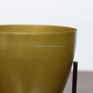 Venta al por mayor de macetas de metal de calidad de forma redonda dorada con soporte para jardín, restaurante, hoteles, decoraciones de oficina - Product Image 3
