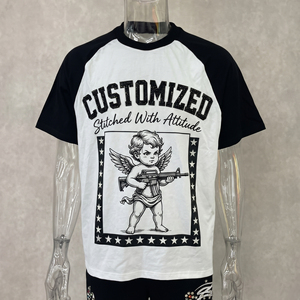 T-shirt à manches raglan personnalisé pour homme avec imprimé ange tenant une arme, bordure contrastée rouge et blanc, style décontracté, tissu jersey - Product Image 3