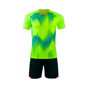 Conjuntos de uniformes de fútbol personalizados de alta calidad al por mayor para hombres, niños y mujeres, cuello en V, manga corta, cómodo y ligero - Product Image 1