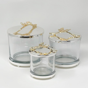 Bocaux décoratifs élégants de différentes tailles en verre et métal – Ustensiles et outils pour la maison et la cuisine – Articles de cuisine très demandés - Product Image 1