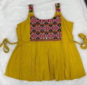 Kurti court jaune brodé en rayonne pour femme, avec broderie Gamthi riche, tenue ethnique pour la collection Navratri pour femme - Product Image 6
