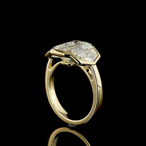 Bague de fiançailles et de mariage en or 14 carats avec diamant de laboratoire certifié IGI, taille émeraude 4 carats, personnalisable en gros, et pierres latérales trapézoïdales - Product Image 4