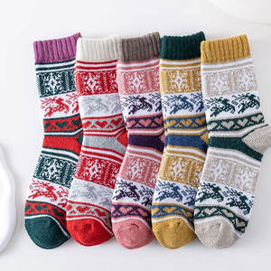 Calcetines de lana tejidos ultra cálidos y gruesos para invierno, diseño moderno y elegante, calcetines casuales para el día a día. - Product Image 2