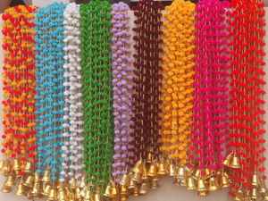 Guirlande suspendue multicolore de 1,5 m avec pompons et clochettes pour enterrement de vie de jeune fille et décoration de mariage, mélange rose, rouge, jaune, orange - Product Image 4