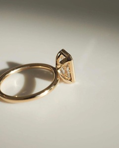 Anillo de compromiso y promesa de boda con diamante radiante de 3 quilates cultivado en laboratorio, con engaste de bisel, oro de 14 quilates, regalo para mujer, certificado IGI, E VVS2 - Product Image 4