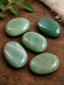 Piedra de palmilla de aventurina verde natural, suave, para curar el chakra del corazón, meditación, alivio de la ansiedad, abundancia y suerte. - Product Image 4
