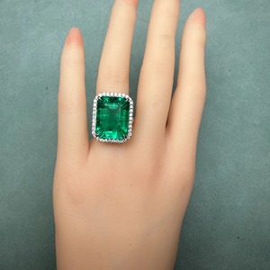Bague de fiançailles pour femme avec halo de diamants taille émeraude, style classique, certifiée IGI - Product Image 4