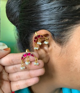 Pendientes colgantes de aleación chapada en oro radiante con esmalte verde y perlas, estilo étnico para mujer, colección para bodas. - Product Image 2