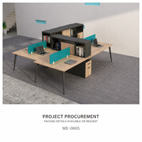Bureau de travail commercial rectangulaire moderne pour 4 personnes avec dessus imitation bois, écrans d'intimité turquoise et rangement intégré