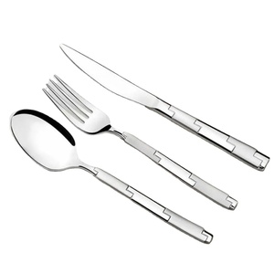 Ensemble de couverts élégants finis argentés avec manches courbes, parfait pour les repas de bureau, les services de traiteur et les compagnies aériennes, en provenance d'Inde. - Product Image 2