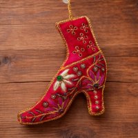 Décoration de sapin de Noël en forme de sandale à talon haut de 4,50 pouces, motif Zari doré, avec bordure dorée et fleurs perlées