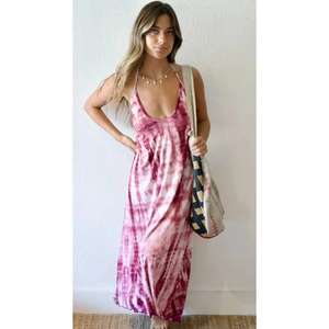 สวมใส่ชุดเดรสยาวมัดย้อมสีสันสดใสสไตล์ชายหาดอย่างง่ายดายด้วยชุดเดรสยาวระดับพื้นสุดหรูหราสีเบอร์รี่เข้มและสีบลัชออน ผลิตจากผ้าฝ้าย 100% - Product Image 2