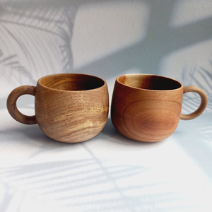 Grande tasse en bois d'acacia naturel, artisanale, avec anse, pour café, thé, bière, jus, lait, eau, du Vietnam - Product Image 6