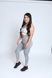 Ensemble d'entraînement respirant et léger à séchage rapide pour femme, avec soutien-gorge de sport et de yoga sans couture et logo positionné sur le devant de la taille - Product Image 4