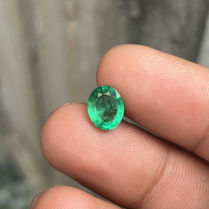 มรกตธรรมชาติจากแซมเบีย 1.80 กะรัต สีเขียวสดใส เจียระไนทรงเหลี่ยม พลอยเม็ดเดี่ยว คุณภาพพรีเมียม สำหรับทำเครื่องประดับหรูหรา - Product Image 5
