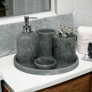 Ensemble d'accessoires de salle de bain de luxe 6 pièces en résine : distributeur de savon, porte-brosse à dents, gobelet, plateau, décoration intérieure - Product Image 1