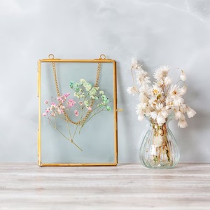 Cadre photo flottant en métal doré, à suspendre au mur, avec verre pour présenter des fleurs pressées, décoration moderne minimaliste pour la maison, cadeau de mariage - Product Image 1