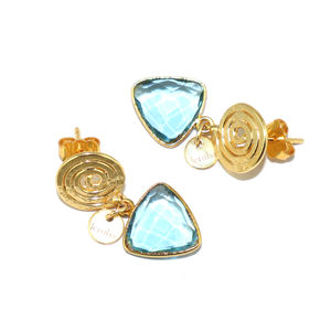 Boucles d'oreilles pendantes classiques en laiton plaqué or 22 carats, style fil en spirale, forme trilobée, avec quartz hydro bleu suisse et serti clos - Product Image 3