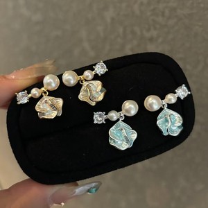 Nouvelles boucles d'oreilles pendantes de luxe 2025 en perles de camélia émaillées et zircon pour femmes, boucles d'oreilles exquises au design unique - Product Image 1