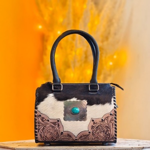 Sac de voyage décontracté de luxe en cuir véritable léger avec fermeture éclair et motif lettres en polyester Venus Leathers pour femmes et filles - Product Image 1