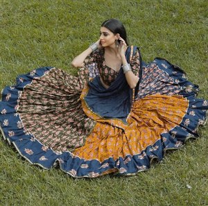 Blusa de Rayón con Diseño Tradicional Estampado Especial para Navratri y Lehenga con Bordado de Espejos y Dupatta de Algodón Mul con Bordado de Espejos - Product Image 3