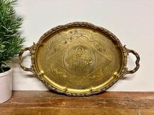 Plateau de service en laiton exquis avec détails de fabrication raffinés, idéal pour des occasions de réception élégantes - Product Image 4