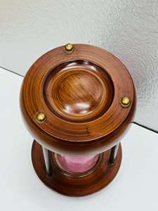 Sablier en bois fait main de 9 pouces avec sable rose |   Décoration de table pour fête d'anniversaire avec design croix d'ange rustique - Product Image 2