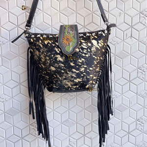 Bolso de Mano de Piel con Detalles Metálicos, Colección Elegante, Diseño Artesanal con Flecos de Cuero, Bolso de Mujer - Product Image 1