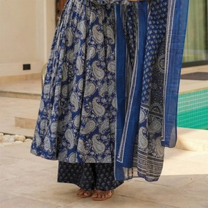 VASTRA COTTAGE Blaue Rayon-Slub-Anarkali-Kurta mit Hose und Chanderi-Dupatta, Ärmelloses Ethnisches Party-Outfit für Damen - Product Image 3