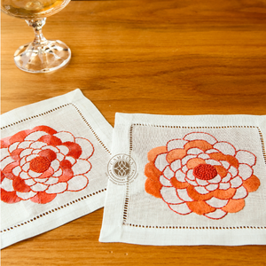 Servilleta de cóctel roja brillante con bordado floral, llamativa para mesas festivas y eventos. - Product Image 1