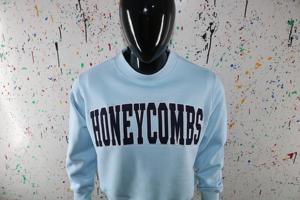 Sudadera HONEYCOMBS SKY BLUE con cuello alto, 100% azul, con apliques bordados, cuello ancho, URBAN PRODUCTIONS - Product Image 6