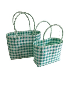 Sac de transport en plastique tissé à la main du Vietnam fourre-tout coloré pour une utilisation sur le marché, des magasins verts et des cadeaux éthiques - Product Image 4