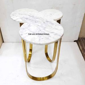 โต๊ะข้างสแตนเลสหน้าหินอ่อนอิตาลี โต๊ะเล็กสำหรับห้องนั่งเล่น ความสูงปานกลาง โต๊ะปลายขาเคลือบทองทรงเรขาคณิต - Product Image 1